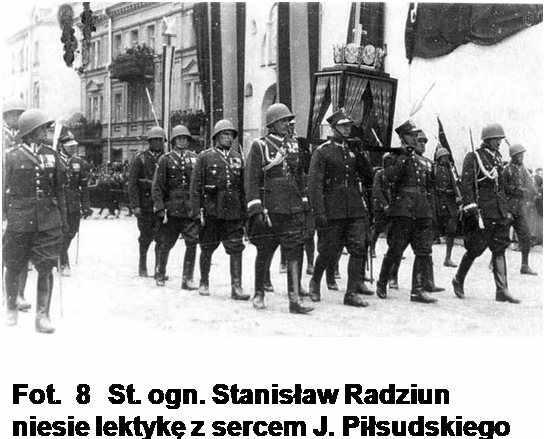 Stanisław Radziun niesie lektykę